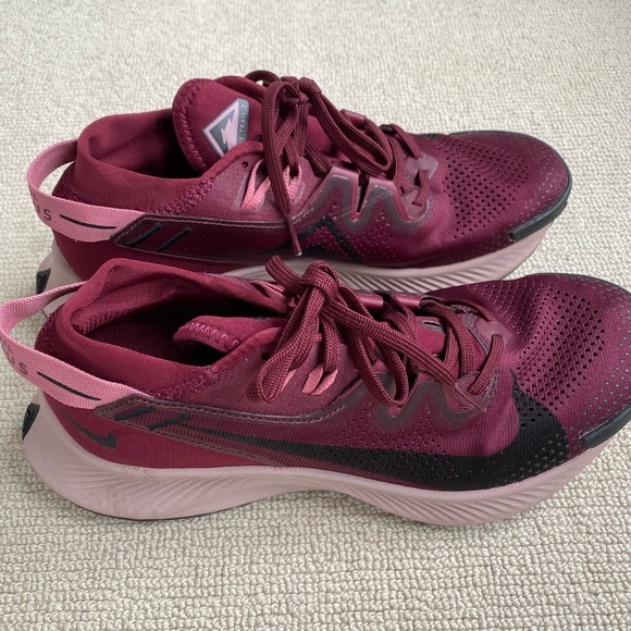 Size 8 Nike Women’s Pegasus Trail 2 in Dark Beetroot/Desert Berry. - Picture 2 of 5